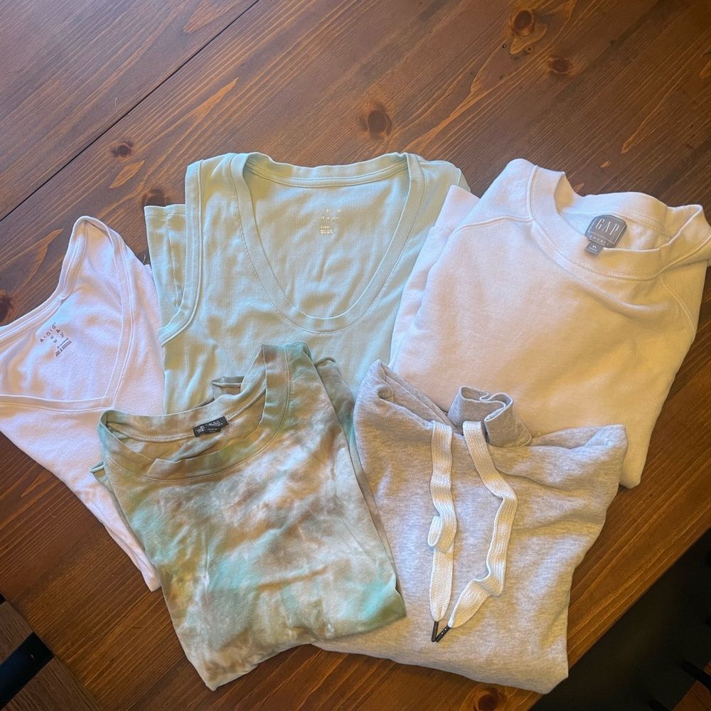 Women’s L-xxl bundle casual tees and sweatshirts, Gap, a new day and more